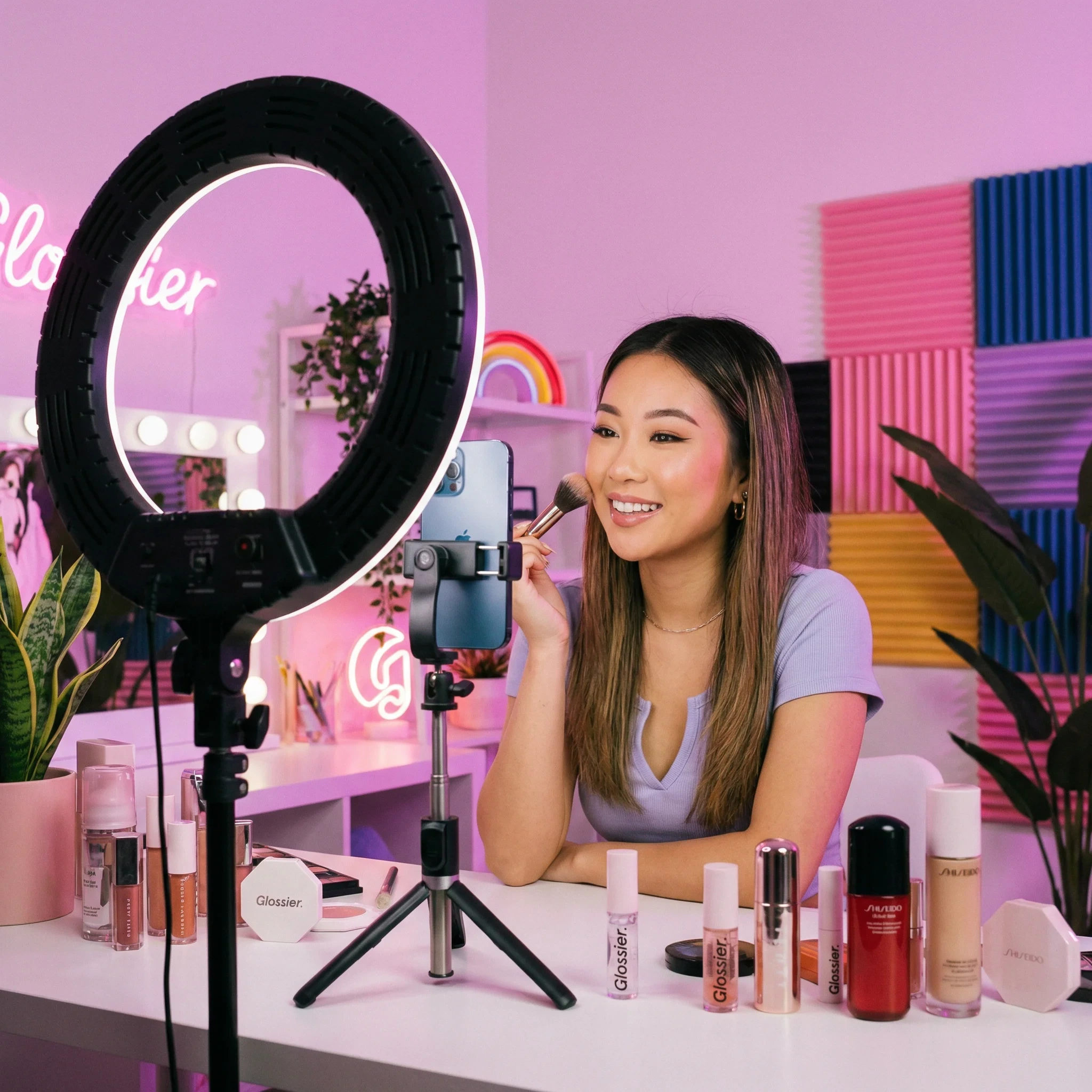 后入视频签约美妆达人小美在专业工作室拍摄美妆教程